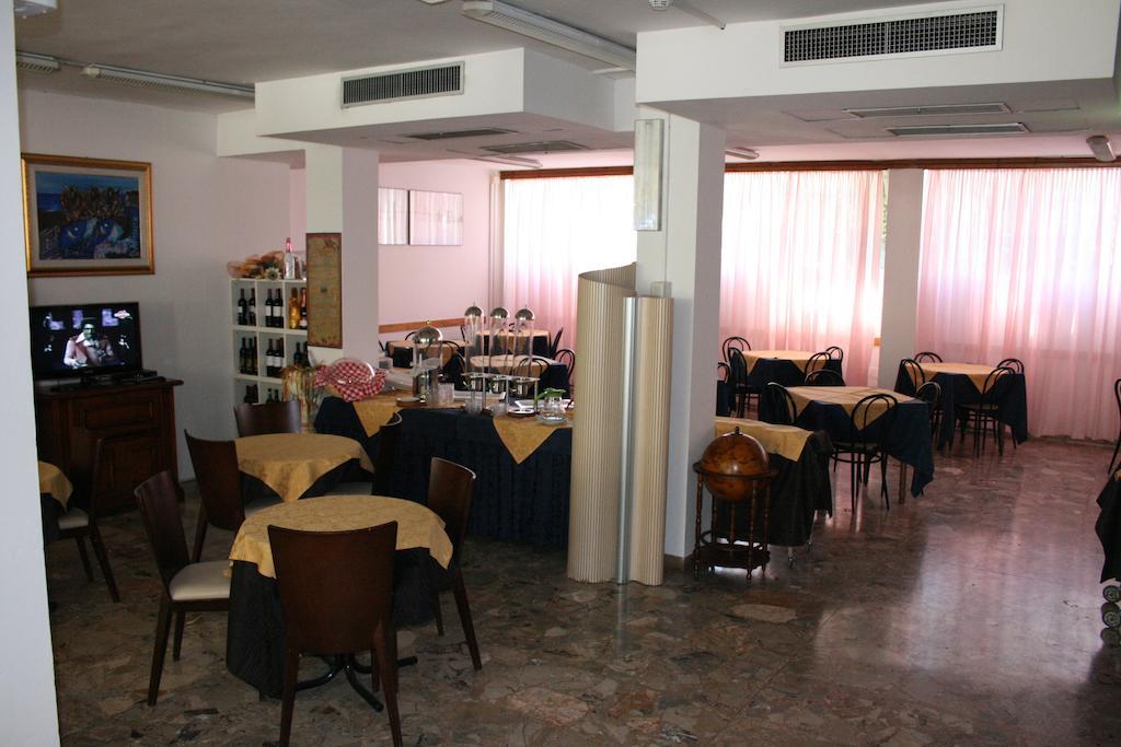 Hotel Roxy Floridiana Rimini Bagian luar foto